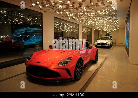 Un showroom de voitures Aston Martin est vu à Manhattan, New York. Banque D'Images