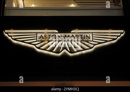 New York, États-Unis. 20 novembre 2024. Un showroom de voitures Aston Martin est vu à Manhattan, New York. (Photo de Jimin Kim/SOPA images/SIPA USA) crédit : SIPA USA/Alamy Live News Banque D'Images