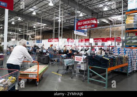 Images d'un magasin Costco animé présentant l'extérieur, l'entrée et les caisses, capturant les clients et les chariots en action. Banque D'Images