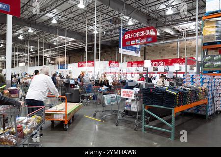 Images d'un magasin Costco animé présentant l'extérieur, l'entrée et les caisses, capturant les clients et les chariots en action. Banque D'Images