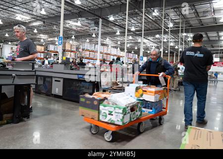 Images d'un magasin Costco animé présentant l'extérieur, l'entrée et les caisses, capturant les clients et les chariots en action. Banque D'Images