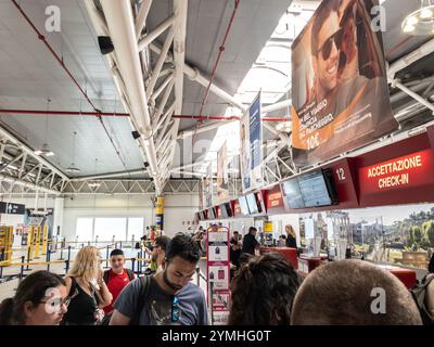 ROME, ITALIE - 15 JUIN 2024 : comptoirs d'enregistrement à l'aéroport de Rome Ciampino, guichets des compagnies aériennes où les passagers déposent leurs bagages. Aéroport de Rome Ciampino (Giovan Ba Banque D'Images