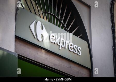 VALENCE, ESPAGNE - 13 OCTOBRE 2024 : logo Carrefour Express devant leur supermarché local dans le centre de Valence. Il appartient au Carrefour Espana, o Banque D'Images