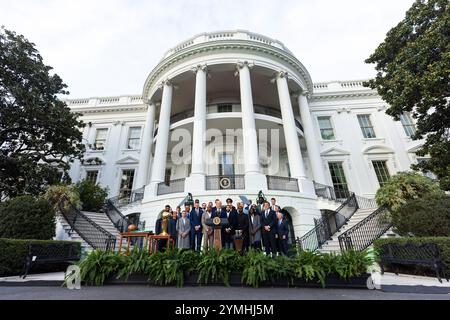 Le président AMÉRICAIN Joe Biden (C) accueille le champion NBA 2024 des Boston Celtics à la Maison Blanche à Washington, DC, États-Unis. 21 novembre 2024. Le président Biden a accepté un maillot des Celtics portant son nom des joueurs des Celtics Jayson Tatum et Derrick White. Crédit : Sipa USA/Alamy Live News Banque D'Images