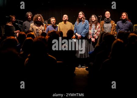 Édimbourg, Écosse. Jeudi 21 novembre 2024. Groupe de musique folk anglais Shovel Dance collective sur scène aux Voodoo Rooms. Cette performance faisait partie d’une tournée britannique célébrant la sortie de leur deuxième album « The Shovel Dance » en octobre 2024 sur le label American Dreams. Les neuf pièces sont Alex McKenzie, Daniel S Evans, Fidelma Hanrahan, Jacken Elswyth, Joshua Barfoot, Mataio Austin Dean, Nick Granata, Oliver Hamilton et Tom Hardwick-Allan. Banque D'Images