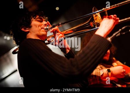 Édimbourg, Écosse. Jeudi 21 novembre 2024. Groupe de musique folk anglais Shovel Dance collective sur scène aux Voodoo Rooms. Cette performance faisait partie d’une tournée britannique célébrant la sortie de leur deuxième album « The Shovel Dance » en octobre 2024 sur le label American Dreams. Les neuf pièces sont Alex McKenzie, Daniel S Evans, Fidelma Hanrahan, Jacken Elswyth, Joshua Barfoot, Mataio Austin Dean, Nick Granata, Oliver Hamilton et Tom Hardwick-Allan. Banque D'Images