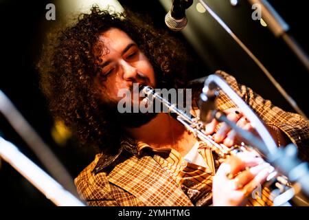 Édimbourg, Écosse. Jeudi 21 novembre 2024. Groupe de musique folk anglais Shovel Dance collective sur scène aux Voodoo Rooms. Cette performance faisait partie d’une tournée britannique célébrant la sortie de leur deuxième album « The Shovel Dance » en octobre 2024 sur le label American Dreams. Les neuf pièces sont Alex McKenzie, Daniel S Evans, Fidelma Hanrahan, Jacken Elswyth, Joshua Barfoot, Mataio Austin Dean, Nick Granata, Oliver Hamilton et Tom Hardwick-Allan. Banque D'Images