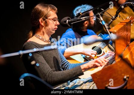 Édimbourg, Écosse. Jeudi 21 novembre 2024. Groupe de musique folk anglais Shovel Dance collective sur scène aux Voodoo Rooms. Cette performance faisait partie d’une tournée britannique célébrant la sortie de leur deuxième album « The Shovel Dance » en octobre 2024 sur le label American Dreams. Les neuf pièces sont Alex McKenzie, Daniel S Evans, Fidelma Hanrahan, Jacken Elswyth, Joshua Barfoot, Mataio Austin Dean, Nick Granata, Oliver Hamilton et Tom Hardwick-Allan. Banque D'Images