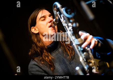 Édimbourg, Écosse. Jeudi 21 novembre 2024. Groupe de musique folk anglais Shovel Dance collective sur scène aux Voodoo Rooms. Cette performance faisait partie d’une tournée britannique célébrant la sortie de leur deuxième album « The Shovel Dance » en octobre 2024 sur le label American Dreams. Les neuf pièces sont Alex McKenzie, Daniel S Evans, Fidelma Hanrahan, Jacken Elswyth, Joshua Barfoot, Mataio Austin Dean, Nick Granata, Oliver Hamilton et Tom Hardwick-Allan. Banque D'Images