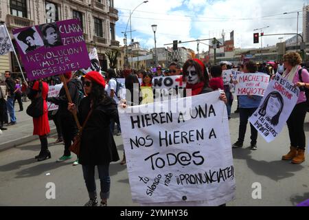 La Paz, Bolivie, 1er septembre 2014. Les activistes et sympathisants des droits des femmes défilent pour protester contre le machisme et la violence à l'égard des femmes, et pour rejeter les récentes déclarations faites par plusieurs candidates au cours de la campagne électorale en cours qui semblent minimiser le problème et discriminer les femmes. Selon un rapport DE L'OMS publié en janvier 2013, la Bolivie est le pays où le taux de violence à l'égard des femmes est le plus élevé en Amérique latine, il y a eu 453 cas de féminicide depuis 2006 sous le gouvernement actuel. Crédit : James Brunker / Alamy Live News Banque D'Images