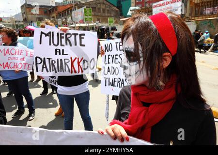 La Paz, Bolivie, 1er septembre 2014. Une militante des droits des femmes porte une banderole disant "mort au patriarcat" lors d'une marche pour protester contre le machisme et la violence à l'égard des femmes, et pour répudier les récentes déclarations faites par plusieurs candidats pendant la campagne électorale en cours qui semblent minimiser le problème et discriminer les femmes. Selon un rapport DE L'OMS publié en janvier 2013, la Bolivie est le pays où le taux de violence à l'égard des femmes est le plus élevé en Amérique latine, il y a eu 453 cas de féminicide depuis 2006 sous le gouvernement actuel. Crédit : James Brunker / Alamy Live News Banque D'Images