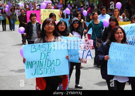 La Paz, Bolivie, 1er septembre 2014. Une femme porte une banderole exigeant justice et fin à l'impunité lors d'une marche des militants et sympathisants des droits des femmes pour protester contre le machisme et la violence à l'égard des femmes, et pour rejeter les récentes déclarations faites par plusieurs candidats pendant la campagne électorale en cours qui semblent minimiser le problème et discriminer les femmes. Selon un rapport de L'OMS publié en janvier 2013, la Bolivie est le pays où le taux de violence à l'égard des femmes est le plus élevé d'Amérique latine, avec 453 cas de féminicide depuis 2006. Crédit : James Brunker / Alamy Live News Banque D'Images