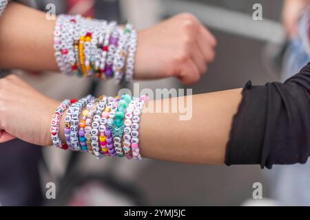 Bracelets d'amitié pendant le Tour Eras. Banque D'Images