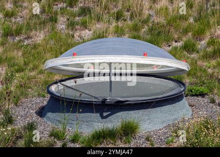 Lucarne ouverte du bâtiment sous le pré Banque D'Images