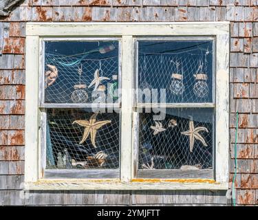 Vitrine remplie d'articles sur le thème nautique et de curiosités à vendre aux touristes à Peggy's Cove en Nouvelle-Écosse. Banque D'Images