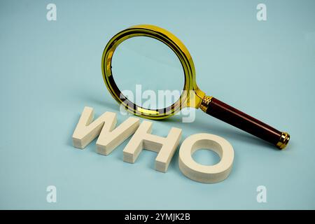 QUI ? mot avec loupe sur fond bleu Banque D'Images