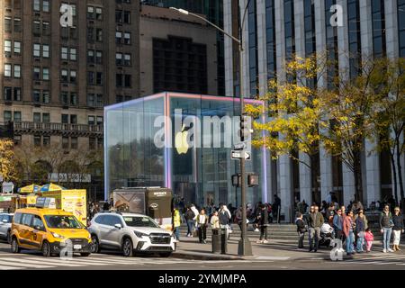 Le cube de verre Apple Computer Store est célèbre sur la cinquième Avenue à New York City, 2024, États-Unis Banque D'Images