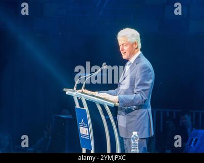 La Nouvelle-Orléans, LOUISIANE, États-Unis - 29 août 2015 : L'ancien président Bill Clinton prend la parole au Smoothie King Center pour l'événement commémoratif du 10e anniversaire de l'ouragan Katrina Banque D'Images