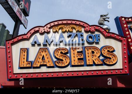 Un labyrinthe de lasers signe sur Cliffton Hill à Niagara Falls, Ontario, Canada Banque D'Images