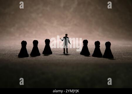 Photographie miniature de personnages jouet. Concept de décision stratégique. Un homme d'affaires debout au milieu du pion d'échecs avec fond d'humeur sombre. Imag Banque D'Images