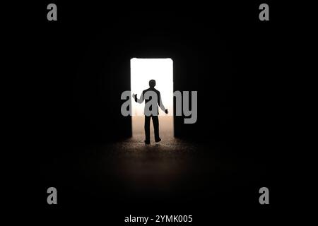 Photographie miniature de personnages jouet. Concept d'avenir d'entreprise. Silhouette d'un homme d'affaires debout devant la porte ou la porte. Photo d'image Banque D'Images