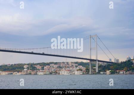 turquie istanbul 24 juin 2024., contemplez la vue panoramique d'un pont majestueux enjambant l'eau scintillante dans une ville côtière Banque D'Images