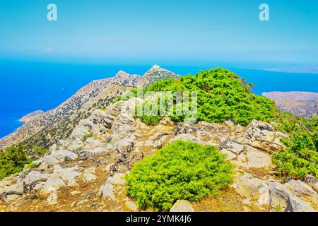 Vue du monastère du prophète Elias perché sur le sommet de la côte nord de l'île de Sifnos, île de Sifnos, îles Cyclades, Grèce Banque D'Images