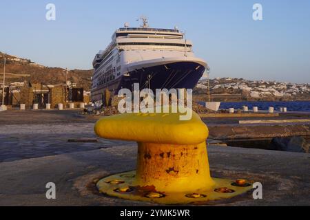 Borne d'amarrage jaune devant un bateau de croisière Banque D'Images