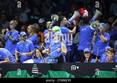 Malaga, Espagne. 21 novembre 2024. Fans de l'Italie lors de la finale de la Coupe Davis 2024 quart de finale de tennis entre l'Italie et l'Argentine au Palacio de Deportes Jose Maria Martin Carpena le 21 novembre 2024 à Malaga, Espagne - photo Jean Catuffe/DPPI crédit : DPPI Media/Alamy Live News Banque D'Images