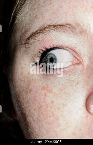Ceci est une photographie d'un gros plan d'un œil. C’est un autoportrait de moi-même, une expérience qui s’est avérée réussie ! Banque D'Images
