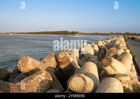 Loc an Stone Embankment - Loc an Beach, dans la commune de Loc an, district de DAT Do, à environ 50 km du centre-ville de Vung Tau, Vietnam - 2024 Banque D'Images