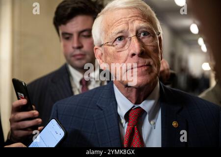 Washington, États-Unis d'Amérique. 21 novembre 2024. Le sénateur des États-Unis Roger Wicker (républicain du Mississippi) s’adresse à la presse devant le bureau du Sénat américain du vice-président élu JD Vance le jeudi 21 novembre 2024. Crédit : Mattie Neretin/CNP/Sipa USA crédit : Sipa USA/Alamy Live News Banque D'Images