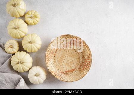 Cadre d'automne fait de citrouilles blanches sur fond de table. Automne, Halloween, concept de Thanksgiving. Vue de dessus. Espace de copie vide. Banque D'Images