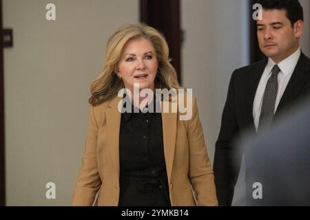 La sénatrice américaine Marsha Blackburn (républicaine du Tennessee) marche pour parler à la presse devant le bureau du Sénat américain du vice-président élu JD Vance le jeudi 21 novembre 2024. Crédit : Mattie Neretin/CNP Banque D'Images