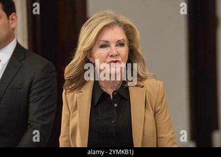 La sénatrice américaine Marsha Blackburn (républicaine du Tennessee) marche pour parler à la presse devant le bureau du Sénat américain du vice-président élu JD Vance le jeudi 21 novembre 2024. Crédit : Mattie Neretin/CNP Banque D'Images