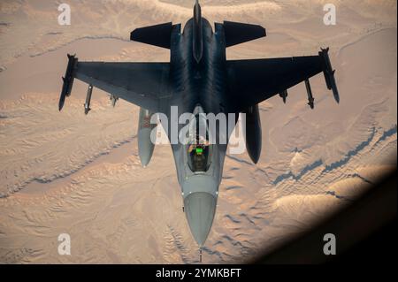 Un F-16 Fighting Falcon de l'US Air Force se prépare à être ravitaillé au-dessus de la zone de responsabilité du commandement central des États-Unis le 13 novembre 2024. Le Fighting FAL Banque D'Images