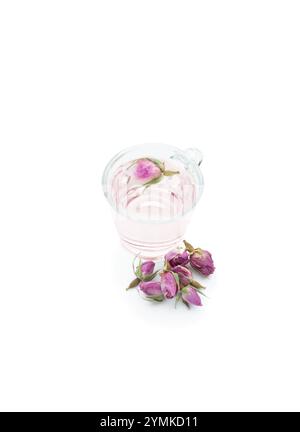 Thé de bourgeons de rose dans une petite tasse isolée sur blanc Banque D'Images