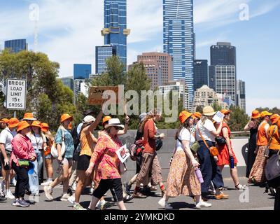 Melbourne, Australie. 22 novembre 2024. Les amateurs de rallye défilent dans le centre-ville. Dans le sillage immédiat de trois meurtres de jeunes femmes de Melbourne, et de 85 meurtres de femmes en Australie en 2024, environ 3 000 personnes ont défilé dans le centre-ville pour réclamer la fin de la violence domestique et du féminicide. La plupart ont revêtu des vêtements orange ; la couleur de l'organisation anti-violence familiale, respect Victoria, qui a organisé l'événement. (Photo Alex Zucco/SOPA images/SIPA USA) crédit : SIPA USA/Alamy Live News Banque D'Images