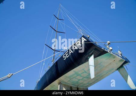 Comté de Yangyang, Corée du Sud - 3 novembre 2024 : une vue détaillée du voilier 'Seaara' en cale sèche à Susan Port Marina, présentant sa coque et Banque D'Images