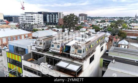 Melbourne Australie. De vieilles voitures de train se trouvent sur le dessus Easey's Cafe dans la banlieue du centre-ville de Collingwood. Banque D'Images