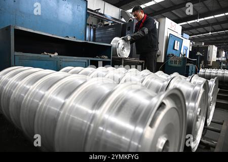 SUQIAN, CHINE - 22 NOVEMBRE 2024 - Un travailleur produit des roues de voiture pour la vente à l'étranger dans une usine de pièces automobiles à Suqian, province du Jiangsu, Chine, 22 novembre Banque D'Images