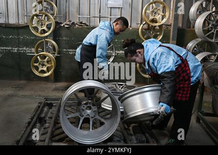 SUQIAN, CHINE - 22 NOVEMBRE 2024 - Un travailleur produit des roues de voiture pour la vente à l'étranger dans une usine de pièces automobiles à Suqian, province du Jiangsu, Chine, 22 novembre Banque D'Images