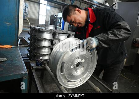 SUQIAN, CHINE - 22 NOVEMBRE 2024 - Un travailleur produit des roues de voiture pour la vente à l'étranger dans une usine de pièces automobiles à Suqian, province du Jiangsu, Chine, 22 novembre Banque D'Images