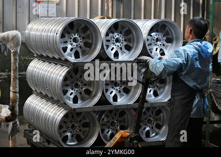 SUQIAN, CHINE - 22 NOVEMBRE 2024 - Un travailleur produit des roues de voiture pour la vente à l'étranger dans une usine de pièces automobiles à Suqian, province du Jiangsu, Chine, 22 novembre Banque D'Images