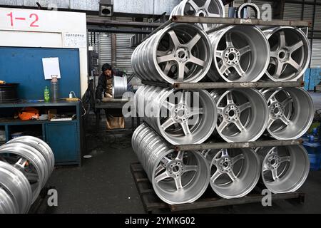 SUQIAN, CHINE - 22 NOVEMBRE 2024 - Un travailleur produit des roues de voiture pour la vente à l'étranger dans une usine de pièces automobiles à Suqian, province du Jiangsu, Chine, 22 novembre Banque D'Images