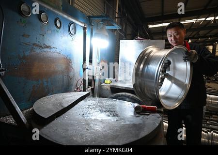 SUQIAN, CHINE - 22 NOVEMBRE 2024 - Un travailleur produit des roues de voiture pour la vente à l'étranger dans une usine de pièces automobiles à Suqian, province du Jiangsu, Chine, 22 novembre Banque D'Images