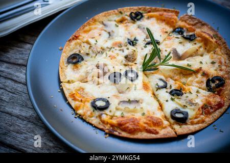 Pizza maison avec champignons shiitake Banque D'Images