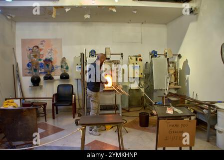 Venise, Italie;octobre,17,2024:processus délicat de fabrication d'une figure en verre de Murano dans un atelier vénitien historique. forme soigneusement Banque D'Images