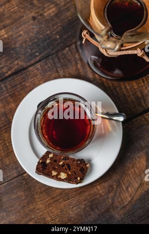 Le barista professionnel prépare le café en utilisant la méthode « verser ». Autres méthodes de préparation du café. Concept de café-restaurant Banque D'Images