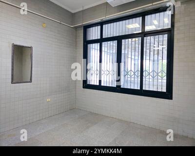 Le Caire, Egypte, 8 novembre 2024 : salle vide pour être préparé comme une clinique médicale, une clinique ambulatoire est un établissement de santé qui est principalement axé sur t Banque D'Images